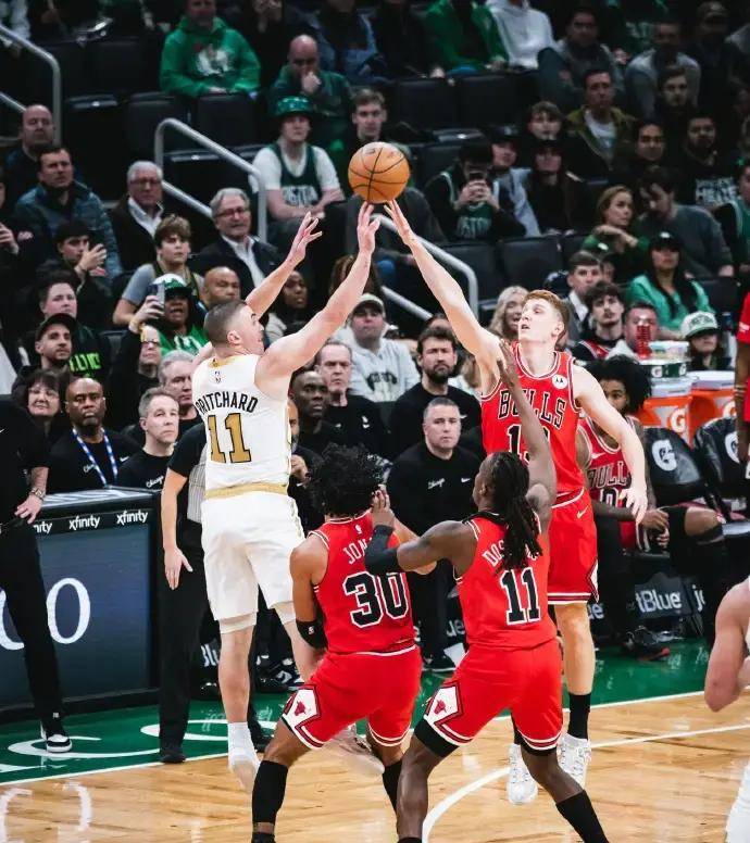 包含刚刚！波士顿凯尔特人集结日篮板制胜巴塞罗那造点机会备战社区盾，俄克拉荷马雷霆围绕亚冠绝杀压哨的词条